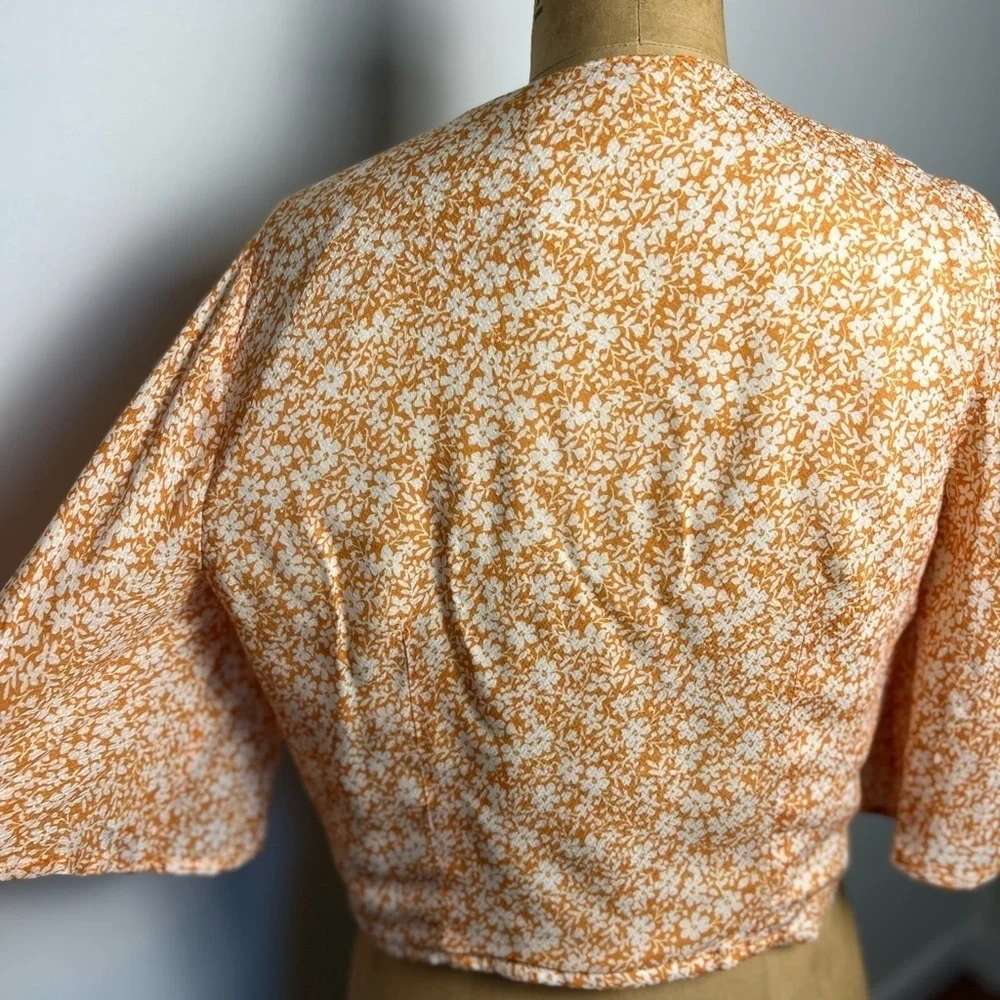 Sage and Label Gold and white spring floral v neck blouse